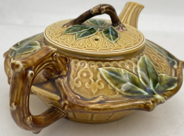 Wedgwood or George Jones (?) Majolica Ceramic Pottery Teapot from 19th Century